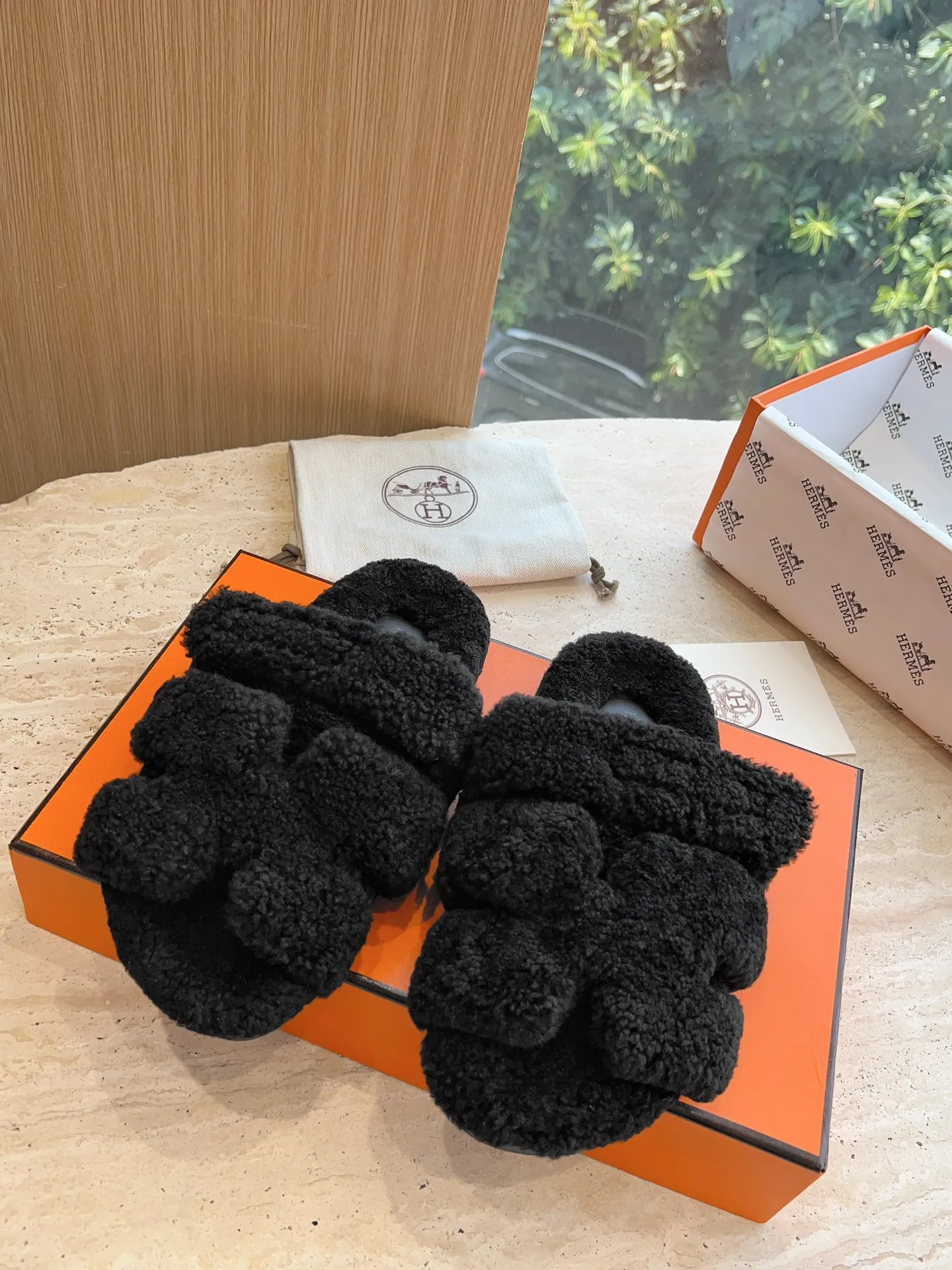 👟👟Ex-factory price 500👟👟 (Top version) Hermes Hermès Second Uncle Fur Slippers Can be made without standard: [Note: No standard needs to be customized] In 2024, the official website and Xiaohongshu will synchronize the latest color matching Hermès hot models, upgraded workmanship, high quality! Fashionable small wool H-slip autumn and winter style flat-soled wool mop. Fabric: Imported lamb's roll real wool. Lining: Imported lamb's roll real wool. Outsole: Genuine leather outsole. Size: 35-43, [Note: 41, 42, 43 customized]